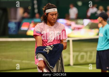 Halle Westf, Westfalen, Deutschland. 21 giugno 2024. Zhizhen Zhang (CHN) serve durante il 31. TERRA WORTMANN OPEN, ATP500 - Mens Tennis (immagine di credito: © Mathias Schulz/ZUMA Press Wire) SOLO PER USO EDITORIALE! Non per USO commerciale! Foto Stock