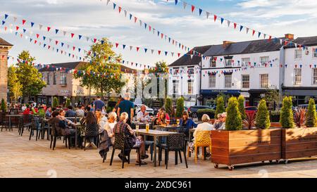 Warwick Market Place, Inghilterra Regno Unito: Persone che si godono una cena all'aperto e bevande in una calda serata estiva. Foto Stock