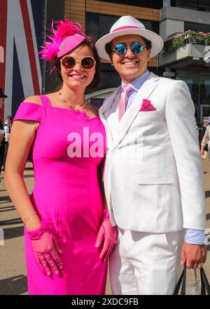 Ascot, Berkshire, Regno Unito. 21 giugno 2024. Due piloti di corsa nei loro abiti vivaci. Royal Ascot 4° giorno all'ippodromo di Ascot nel Berkshire. Crediti: Imageplotter/Alamy Live News Foto Stock