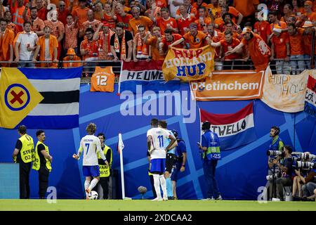 LIPSIA - Antoine Griezmann di Francia (l) riceve coppe di birra dai tifosi olandesi durante la partita UEFA EURO 2024 del gruppo D tra Paesi Bassi e Francia allo Stadio di Lipsia il 21 giugno 2024 a Lipsia, Germania. ANP KOEN VAN WEEL Foto Stock