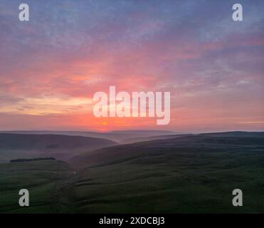 La vista aerea grandangolare cattura i colori del crepuscolo sulla tranquilla campagna di Arncliffe e la brughiera Foto Stock