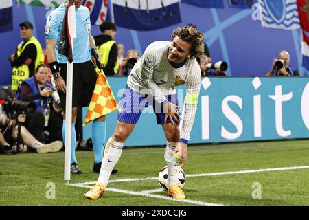 LIPSIA - Antoine Griezmann, francese, con la coppa bevuta lanciata dai tifosi olandesi dalle tribune durante la partita UEFA EURO 2024 del gruppo D tra Paesi Bassi e Francia allo Stadio di Lipsia il 21 giugno 2024 a Lipsia, Germania. ANP MAURICE VAN STEEN Foto Stock