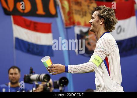 LIPSIA - Antoine Griezmann, francese, con la coppa bevuta lanciata dai tifosi olandesi dalle tribune durante la partita UEFA EURO 2024 del gruppo D tra Paesi Bassi e Francia allo Stadio di Lipsia il 21 giugno 2024 a Lipsia, Germania. ANP MAURICE VAN STEEN Foto Stock