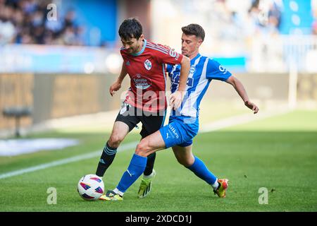 Luca De la Torre dell'RC Celta gareggiano per il pallone con Antonio Blanco del Deportivo Alaves durante la partita LaLiga EA Sports tra il Deportivo Alaves A. Foto Stock