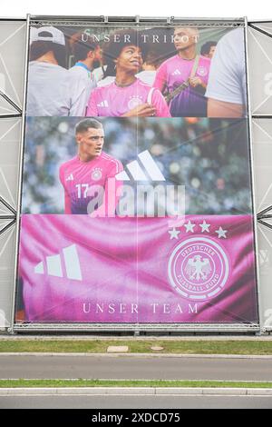 Herzogenaurach, Germania. 21 giugno 2024. Fussball UEFA EURO 2024 Training Deutschland am 21.06.2024 auf dem adidas-Campus a Herzogenaurach grosse adidas Werbung foto: Revierfoto credito: ddp media GmbH/Alamy Live News Foto Stock