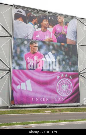 Herzogenaurach, Germania. 21 giugno 2024. Fussball UEFA EURO 2024 Training Deutschland am 21.06.2024 auf dem adidas-Campus a Herzogenaurach grosse adidas Werbung foto: Revierfoto credito: ddp media GmbH/Alamy Live News Foto Stock