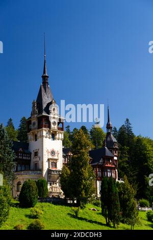 Il castello di Peles circondato da splendidi parchi nella città di Sinaia, Transilvania, Carpazi, Romania, tempo estivo, giorno luminoso e soleggiato wi Foto Stock