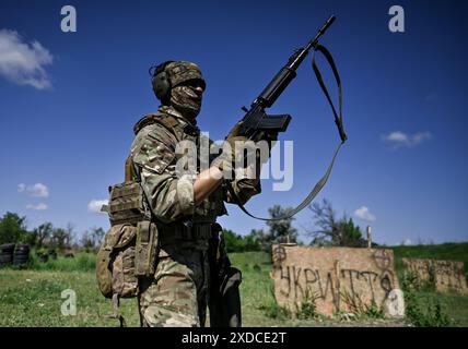 ZAPORIZHZHIA REGIONE, UCRAINA - 18 GIUGNO 2024 - Un soldato di un'unità di ricognizione della 128a brigata d'assalto di montagna separata della regione di Zakarpattia partecipa a una sessione di addestramento al fuoco, regione di Zaporizhzhia, Ucraina orientale Foto Stock