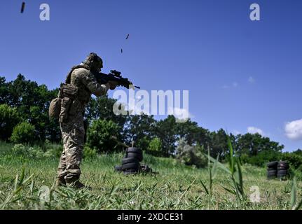 ZAPORIZHZHIA REGIONE, UCRAINA - 18 GIUGNO 2024 - Un soldato di un'unità di ricognizione della 128a brigata d'assalto di montagna separata della regione di Zakarpattia partecipa a una sessione di addestramento al fuoco, regione di Zaporizhzhia, Ucraina orientale Foto Stock