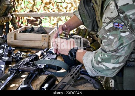 ZAPORIZHZHIA REGIONE, UCRAINA - 18 GIUGNO 2024 - Un soldato di un'unità di ricognizione della 128a brigata d'assalto di montagna separata della regione di Zakarpattia si prepara per una sessione di addestramento alle armi da fuoco, regione di Zaporizhzhia, Ucraina orientale Foto Stock