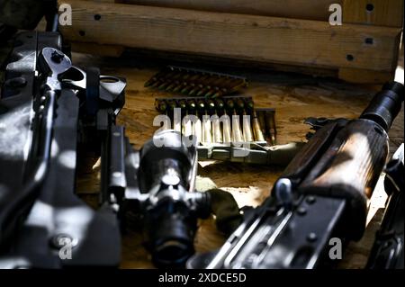 ZAPORIZHZHIA REGIONE, UCRAINA - 18 GIUGNO 2024 - Un soldato di un'unità di ricognizione della 128a brigata d'assalto di montagna separata della regione di Zakarpattia partecipa a una sessione di addestramento al fuoco, regione di Zaporizhzhia, Ucraina orientale Foto Stock