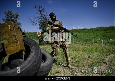 ZAPORIZHZHIA REGIONE, UCRAINA - 18 GIUGNO 2024 - Un soldato di un'unità di ricognizione della 128a brigata d'assalto di montagna separata della regione di Zakarpattia partecipa a una sessione di addestramento al fuoco, regione di Zaporizhzhia, Ucraina orientale Foto Stock