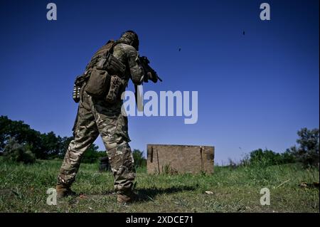 ZAPORIZHZHIA REGIONE, UCRAINA - 18 GIUGNO 2024 - Un soldato di un'unità di ricognizione della 128a brigata d'assalto di montagna separata della regione di Zakarpattia partecipa a una sessione di addestramento al fuoco, regione di Zaporizhzhia, Ucraina orientale Foto Stock