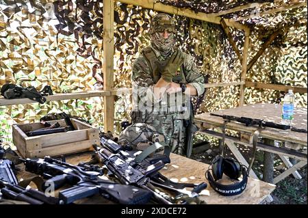 ZAPORIZHZHIA REGIONE, UCRAINA - 18 GIUGNO 2024 - Un soldato di un'unità di ricognizione della 128a brigata d'assalto di montagna separata della regione di Zakarpattia si prepara per una sessione di addestramento alle armi da fuoco, regione di Zaporizhzhia, Ucraina orientale Foto Stock