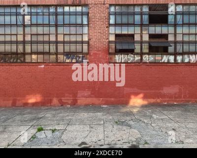 Un edificio industriale a North Philadelphia. Foto Stock