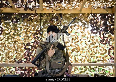 ZAPORIZHZHIA REGIONE, UCRAINA - 18 GIUGNO 2024 - Un soldato di un'unità di ricognizione della 128a brigata d'assalto di montagna separata della regione di Zakarpattia si prepara per una sessione di addestramento alle armi da fuoco, regione di Zaporizhzhia, Ucraina orientale Foto Stock