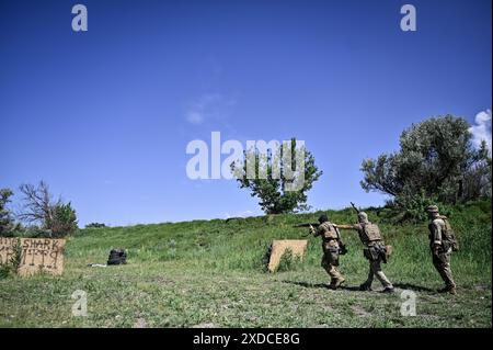 ZAPORIZHZHIA REGIONE, UCRAINA - 18 GIUGNO 2024 - Un soldato di un'unità di ricognizione della 128a brigata d'assalto di montagna separata della regione di Zakarpattia partecipa a una sessione di addestramento al fuoco, regione di Zaporizhzhia, Ucraina orientale Foto Stock
