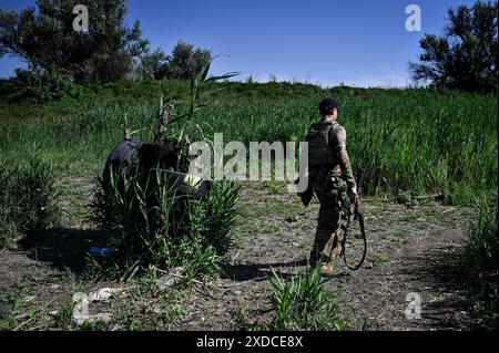 ZAPORIZHZHIA REGIONE, UCRAINA - 18 GIUGNO 2024 - Un soldato di un'unità di ricognizione della 128a brigata d'assalto di montagna separata della regione di Zakarpattia partecipa a una sessione di addestramento al fuoco, regione di Zaporizhzhia, Ucraina orientale Foto Stock