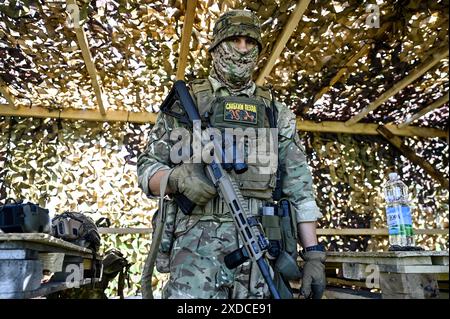 ZAPORIZHZHIA REGIONE, UCRAINA - 18 GIUGNO 2024 - Un soldato di un'unità di ricognizione della 128a brigata d'assalto di montagna separata della regione di Zakarpattia si prepara per una sessione di addestramento alle armi da fuoco, regione di Zaporizhzhia, Ucraina orientale Foto Stock