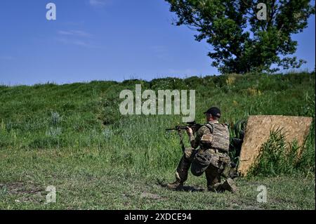 ZAPORIZHZHIA REGIONE, UCRAINA - 18 GIUGNO 2024 - Un soldato di un'unità di ricognizione della 128a brigata d'assalto di montagna separata della regione di Zakarpattia partecipa a una sessione di addestramento al fuoco, regione di Zaporizhzhia, Ucraina orientale Foto Stock