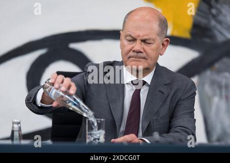 Ministerpräsidentenkonferenz, PK im Bundeskanzleramt, Berlino, 20.06.2024 Olaf Scholz Bundeskanzler der Bundesrepublik Deutschland, SPD bei einer Pressekonferenz nach der Ministerpräsidentenkonferenz mit den Regierungschefinnen und Regierungschefs der Länder im Bundeskanzleramt, Berlino, 20.06.2024 Berlin Bundeskanzleramt *** Conferenza dei presidenti dei ministri, Conferenza stampa presso la Cancelleria federale, Berlino, Berlino, 20 06 2024 Olaf Scholz Cancelliere federale della Repubblica federale di Germania, SPD in una conferenza stampa dopo la Conferenza dei presidenti dei ministri con i capi di governo del federale Foto Stock