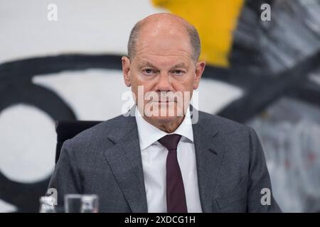 Ministerpräsidentenkonferenz, PK im Bundeskanzleramt, Berlino, 20.06.2024 Olaf Scholz Bundeskanzler der Bundesrepublik Deutschland, SPD bei einer Pressekonferenz nach der Ministerpräsidentenkonferenz mit den Regierungschefinnen und Regierungschefs der Länder im Bundeskanzleramt, Berlino, 20.06.2024 Berlin Bundeskanzleramt *** Conferenza dei presidenti dei ministri, Conferenza stampa presso la Cancelleria federale, Berlino, Berlino, 20 06 2024 Olaf Scholz Cancelliere federale della Repubblica federale di Germania, SPD in una conferenza stampa dopo la Conferenza dei presidenti dei ministri con i capi di governo del federale Foto Stock