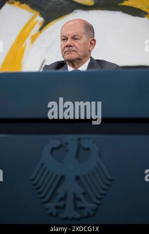 Ministerpräsidentenkonferenz, PK im Bundeskanzleramt, Berlino, 20.06.2024 Olaf Scholz Bundeskanzler der Bundesrepublik Deutschland, SPD und Bundesadler bei einer Pressekonferenz nach der Ministerpräsidentenkonferenz mit den Regierungschefinnen und Regierungschefs der Länder im Bundeskanzleramt, Berlino, 20.06.2024 Berlin Bundeskanzleramt *** Conferenza dei presidenti dei ministri, Conferenza stampa presso la Cancelleria federale, Berlino 20 06 2024 Olaf Scholz Cancelliere federale della Repubblica federale di Germania, SPD e Federal Eagle in una conferenza stampa dopo la Conferenza dei presidenti dei ministri con la h Foto Stock