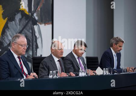 Ministerpräsidentenkonferenz, PK im Bundeskanzleramt, Berlin, 20.06.2024 Stephan Weil Ministerpräsident von Niedersachsen, SPD, Olaf Scholz Bundeskanzler der Bundesrepublik Deutschland, SPD, Boris Rhein Hessischer Ministerpräsident, CDU und Steffen Hebestreit Sprecher der Bundesregierung, Chef des Presse- und Informationsamtes bei einer Pressekonferenz nach der Ministerpräsidentenkonferenz Länder Berlino, 20.06.2024 Berlino Bundeskanzleramt *** Conferenza dei presidenti dei ministri, Conferenza stampa nella Cancelleria federale, Ber Foto Stock