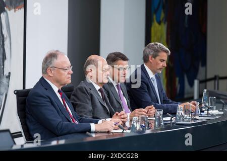 Ministerpräsidentenkonferenz, PK im Bundeskanzleramt, Berlin, 20.06.2024 Stephan Weil Ministerpräsident von Niedersachsen, SPD, Olaf Scholz Bundeskanzler der Bundesrepublik Deutschland, SPD, Boris Rhein Hessischer Ministerpräsident, CDU und Steffen Hebestreit Sprecher der Bundesregierung, Chef des Presse- und Informationsamtes bei einer Pressekonferenz nach der Ministerpräsidentenkonferenz Länder Berlino, 20.06.2024 Berlino Bundeskanzleramt *** Conferenza dei presidenti dei ministri, Conferenza stampa nella Cancelleria federale, Ber Foto Stock