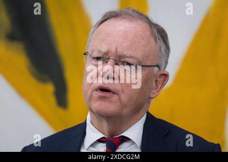 Ministerpräsidentenkonferenz, PK im Bundeskanzleramt, Berlino, 20.06.2024 Stephan Weil Ministerpräsident von Niedersachsen, SPD bei einer Pressekonferenz nach der Ministerpräsidentenkonferenz mit den Regierungschefinnen und Regierungschefs der Länder im Bundeskanzleramt, Berlino, 20.06.2024 Berlin Bundeskanzleramt *** Conferenza dei presidenti dei ministri, conferenza stampa presso la Cancelleria federale di Berlino, Berlino, 20 06 2024 Stephan Weil Ministro Presidente della bassa Sassonia, SPD in una conferenza stampa dopo la Conferenza dei Presidenti dei Ministri con i capi di governo degli stati federali nel Chan federale Foto Stock