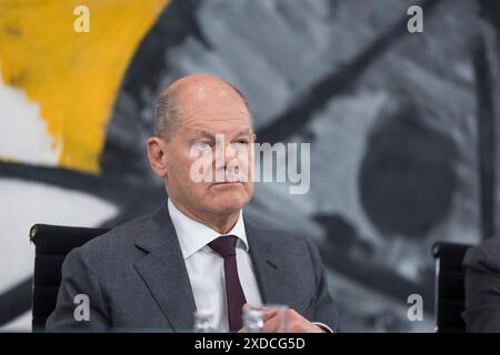 Ministerpräsidentenkonferenz, PK im Bundeskanzleramt, Berlino, 20.06.2024 Olaf Scholz Bundeskanzler der Bundesrepublik Deutschland, SPD bei einer Pressekonferenz nach der Ministerpräsidentenkonferenz mit den Regierungschefinnen und Regierungschefs der Länder im Bundeskanzleramt, Berlino, 20.06.2024 Berlin Bundeskanzleramt *** Conferenza dei presidenti dei ministri, Conferenza stampa presso la Cancelleria federale, Berlino, Berlino, 20 06 2024 Olaf Scholz Cancelliere federale della Repubblica federale di Germania, SPD in una conferenza stampa dopo la Conferenza dei presidenti dei ministri con i capi di governo del federale Foto Stock