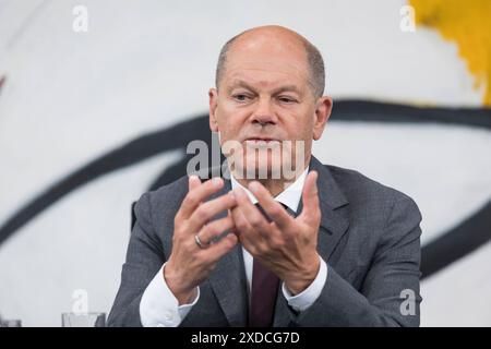 Ministerpräsidentenkonferenz, PK im Bundeskanzleramt, Berlino, 20.06.2024 Olaf Scholz Bundeskanzler der Bundesrepublik Deutschland, SPD bei einer Pressekonferenz nach der Ministerpräsidentenkonferenz mit den Regierungschefinnen und Regierungschefs der Länder im Bundeskanzleramt, Berlino, 20.06.2024 Berlin Bundeskanzleramt *** Conferenza dei presidenti dei ministri, Conferenza stampa presso la Cancelleria federale, Berlino, Berlino, 20 06 2024 Olaf Scholz Cancelliere federale della Repubblica federale di Germania, SPD in una conferenza stampa dopo la Conferenza dei presidenti dei ministri con i capi di governo del federale Foto Stock