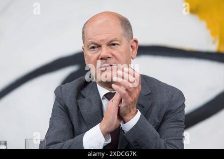 Ministerpräsidentenkonferenz, PK im Bundeskanzleramt, Berlino, 20.06.2024 Olaf Scholz Bundeskanzler der Bundesrepublik Deutschland, SPD bei einer Pressekonferenz nach der Ministerpräsidentenkonferenz mit den Regierungschefinnen und Regierungschefs der Länder im Bundeskanzleramt, Berlino, 20.06.2024 Berlin Bundeskanzleramt *** Conferenza dei presidenti dei ministri, Conferenza stampa presso la Cancelleria federale, Berlino, Berlino, 20 06 2024 Olaf Scholz Cancelliere federale della Repubblica federale di Germania, SPD in una conferenza stampa dopo la Conferenza dei presidenti dei ministri con i capi di governo del federale Foto Stock