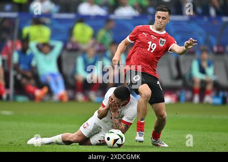 BERLINO, GERMANIA - 21 GIUGNO: La Polonia Bartosz Slisz e l'Austria Christoph Baumgartner si battono per la palla durante la fase a gironi di UEFA EURO 2024 m Foto Stock