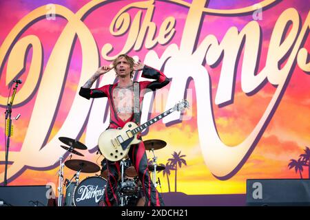 Newport, Regno Unito. 21 giugno 2024. Justin Hawkins, cantante e chitarrista solista della band glam rock britannica The Darkness, che si esibisce dal vivo sul palco dell'Isle of Wight Festival. (Foto di Dawn Fletcher-Park/SOPA Images/Sipa USA) credito: SIPA USA/Alamy Live News Foto Stock