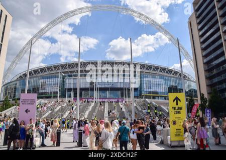 I fan di Taylor Swift, noti come "Swifties", arrivano allo stadio di Wembley mentre la pop star gioca la prima di 8 notti allo stadio durante il suo tour da record. Foto Stock