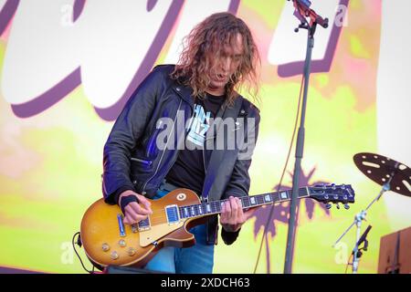 Newport, Regno Unito. 21 giugno 2024. Dan Hawkins, chitarrista ritmico del gruppo glam rock britannico The Darkness, che si esibisce dal vivo sul palco dell'Isle of Wight Festival. (Foto di Dawn Fletcher-Park/SOPA Images/Sipa USA) credito: SIPA USA/Alamy Live News Foto Stock