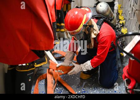 Colin Lucas, sottufficiale della Guardia Costiera degli Stati Uniti di terza classe, stabilisce i confini durante un'esercitazione a bordo della USCGC Kimball (WMSL 756). L'equipaggio conduce spesso esercitazioni sia in corso che in porto per garantire la propria disponibilità a rispondere alle emergenze reali. Kimball fornisce copertura di ricerca e salvataggio e conduce risorse marine viventi e contrasta le operazioni di pesca illegali non dichiarate e non regolamentate durante il pattugliamento del Mare di Bering. Foto Stock