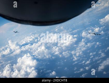 Due B-52 Stratofortress, assegnati al 2nd Bomb Wing, Barksdale Air Force base, Louisiana, sono mostrati all'interno dell'area di responsabilità del Southern Command (SOUTHCOM), 18 giugno 2024. SOUTHCOM è responsabile della pianificazione di emergenza, delle operazioni e della cooperazione in materia di sicurezza per le aree dell'America centrale, del Sud America, dei Caraibi e di tutte le risorse militari statunitensi in queste aree. (Foto U.S. Air Force del Senior Airman Lauren Cobin) Foto Stock