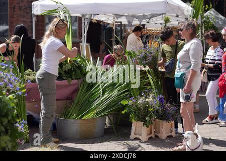 Riga, Lettonia. 21 giugno 2024. La gente visita il festival di mezza estate Ligo Market a riga, in Lettonia, il 21 giugno 2024. Il festival annuale di mezza estate Ligo Market ha aperto qui il venerdì, in cui agricoltori e artigiani di tutta la Lettonia vendono specialità come pane rurale, formaggio, tè tradizionale, miele, torte fatte a mano e cappellini. Crediti: Edijs Palens/Xinhua/Alamy Live News Foto Stock