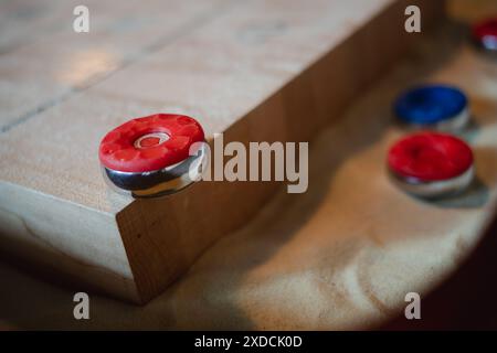 Puck su un tavolo shuffle board Foto Stock