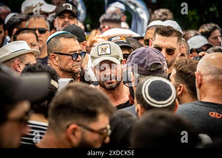 I piangenti confortano Oren Smadga, padre del soldato caduto Omer Smadga, durante la cerimonia funebre al cimitero militare di Netanya. Smadga è morto in combattimento con Hamas nella Striscia di Gaza giovedì. Suo padre, Oren, parlò sulla sua tomba e invitò l'IDF a continuare a combattere il più duramente possibile, 'sto dicendo ai soldati qui di tenere la testa alta. Continua ad andare il più duramente possibile. Non fermarti finché non vinciamo. Questo è il mio messaggio a chiunque combatta. Sono Israel hai. Oren Smadga è la medaglia olimpica di judo israeliana alle Olimpiadi di Barcellona 1992 e l'attuale allenatore del tè judo israeliano Foto Stock