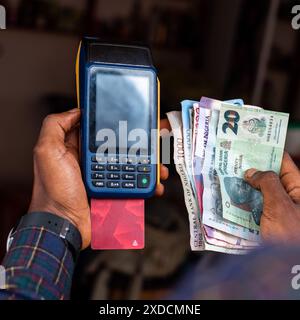 POS POS e banconote nigeriane in contanti Foto Stock