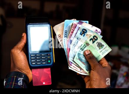 POS POS e banconote nigeriane in contanti Foto Stock