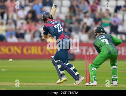 NORTHAMPTON, REGNO UNITO. , . David Willey del Northamptonshire in battuta durante il T20 Vitality Blast match tra Northamptonshire Steelbacks vs Leicestershire Foxes al County Ground di Northampton, Inghilterra Credit: PATRICK ANTHONISZ/Alamy Live News Foto Stock