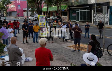 "La privatizzazione non è la soluzione e dobbiamo trovare l'alternativa", ha affermato Ricardo Santos Ramos, ex presidente del sindacato dei lavoratori elettrici di Porto Rico durante una protesta a San Juan, Porto Rico venerdì 21 giugno 2024. I blackout sono diventati sempre più comuni a Porto Rico dall'uragano Maria nel 2017. Molti incolpano LUMA Energy, che ha rilevato la trasmissione e la distribuzione di energia elettrica nel 2021, per non aver riparato la rete elettrica. (Foto di Carlos Berríos Polanco/Sipa USA) credito: SIPA USA/Alamy Live News Foto Stock