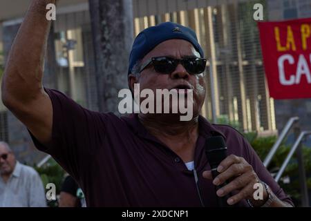 "La privatizzazione non è la soluzione e dobbiamo trovare l'alternativa", ha affermato Ricardo Santos Ramos, ex presidente del sindacato dei lavoratori elettrici di Porto Rico durante una protesta a San Juan, Porto Rico venerdì 21 giugno 2024. I blackout sono diventati sempre più comuni a Porto Rico dall'uragano Maria nel 2017. Molti incolpano LUMA Energy, che ha rilevato la trasmissione e la distribuzione di energia elettrica nel 2021, per non aver riparato la rete elettrica. (Foto di Carlos Berríos Polanco/Sipa USA) credito: SIPA USA/Alamy Live News Foto Stock