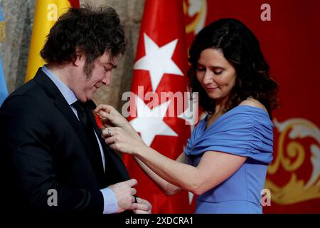 Madrid, Regno di Spagna; 06.21.2024.- Javier Milei, presidente dell'Argentina, riceve la Medaglia Internazionale di Madrid da Isabel Díaz Ayuso, presidente della Comunità di Madrid. Il presidente argentino, trattenuto nel suo discorso, fa riferimento a Pedro Sánchez, presidente spagnolo, dopo la crisi diplomatica scoppiata circa due mesi fa. Milei ha parlato di giustizia sociale, che ha descritto come "molto ingiusto”, e ha sottolineato che i socialisti "di solito sollevano questioni nobili, ma la discrezione gioca sempre scherzi”. Ha poi accennato alle "mani porose dei politici", ai suoi fratelli o ai suoi partner, in una r Foto Stock