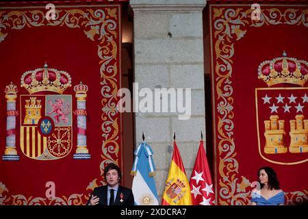 Madrid, Regno di Spagna; 06.21.2024.- Javier Milei, presidente dell'Argentina, riceve la Medaglia Internazionale di Madrid da Isabel Díaz Ayuso, presidente della Comunità di Madrid. Il presidente argentino, trattenuto nel suo discorso, fa riferimento a Pedro Sánchez, presidente spagnolo, dopo la crisi diplomatica scoppiata circa due mesi fa. Milei ha parlato di giustizia sociale, che ha descritto come "molto ingiusto”, e ha sottolineato che i socialisti "di solito sollevano questioni nobili, ma la discrezione gioca sempre scherzi”. Ha poi accennato alle "mani porose dei politici", ai suoi fratelli o ai suoi partner, in una r Foto Stock