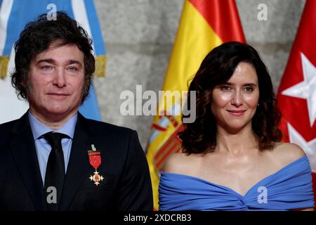 Madrid, Regno di Spagna; 06.21.2024.- Javier Milei, presidente dell'Argentina, riceve la Medaglia Internazionale di Madrid da Isabel Díaz Ayuso, presidente della Comunità di Madrid. Il presidente argentino, trattenuto nel suo discorso, fa riferimento a Pedro Sánchez, presidente spagnolo, dopo la crisi diplomatica scoppiata circa due mesi fa. Milei ha parlato di giustizia sociale, che ha descritto come "molto ingiusto”, e ha sottolineato che i socialisti "di solito sollevano questioni nobili, ma la discrezione gioca sempre scherzi”. Ha poi accennato alle "mani porose dei politici", ai suoi fratelli o ai suoi partner, in una r Foto Stock
